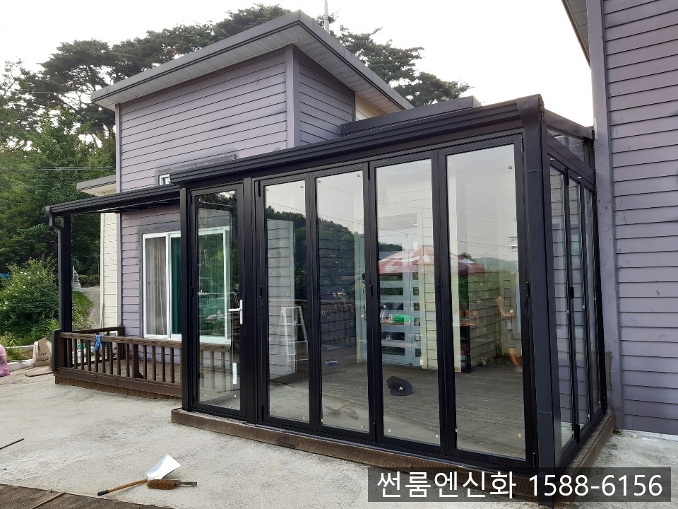 청양 전원주택 썬룸과 데크지붕 이미지